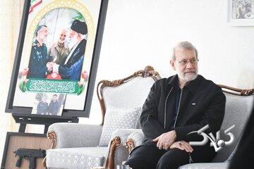 دیدار علی لاریجانی با خانواده شهیدان حاجیزاده و محمود باقری/ عکس خاص لاریجانی حین تماشای عکس های سرداران شهید جنگ 12 روزه + تصاویر