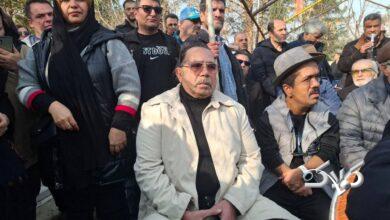 حمله به مهران مدیری و سیامک انصاری در مراسم خاکسپاری سعید پیردوست +ویدیو