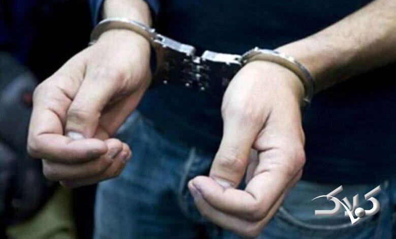دستگیری سارق زورگیر که در مبل مخفی شده بود!