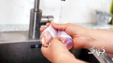 شستن مرغ خام