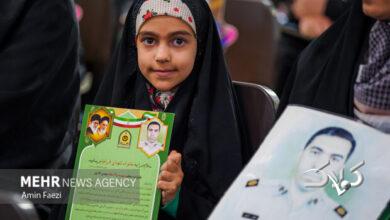 قدردانی دانشآموزان گرمساری از مأموران پلیس با اهدای گل