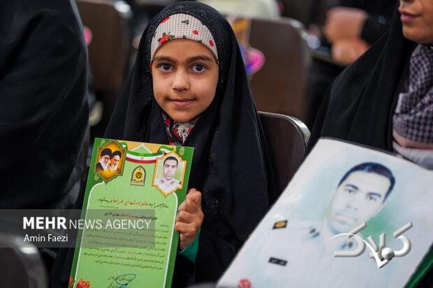 قدردانی دانشآموزان گرمساری از مأموران پلیس با اهدای گل
