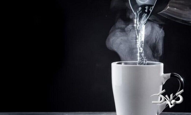 ۱۲ فایده معجزه آسای نوشیدن آب گرم که نمیدانید!