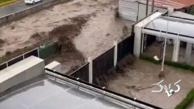 لحظه غرقشدن خودروها در سیل پرو را ببینید! +ویدیو