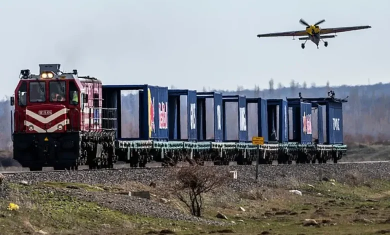 فرود یک هواپیما روی قطار در حال حرکت