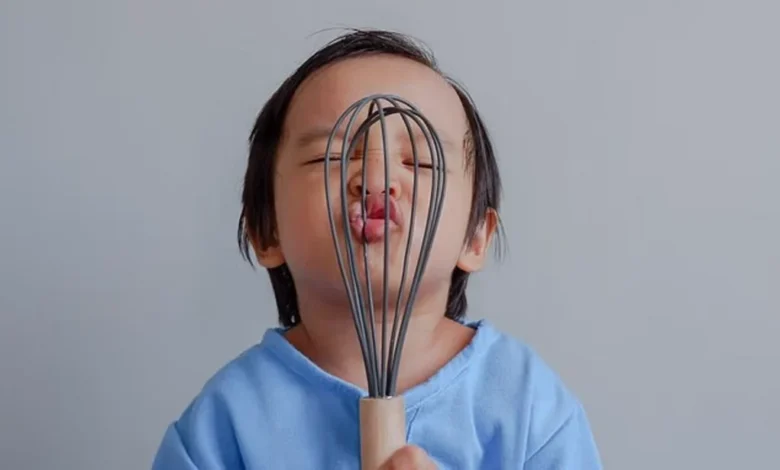 بازی کودکان با وسایل آشپزخانه