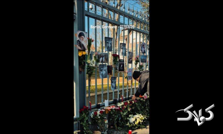 سفارت ایران در برلین به مناسبت شهادت رهبر انقلاب و کودکان مینابی گلباران شد +ویدیو