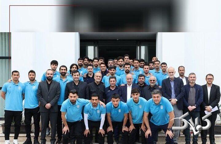 دیوارنگاره میدان انقلاب با تصویری از امیر قلعهنویی و ملیپوشان فوتبال ایران