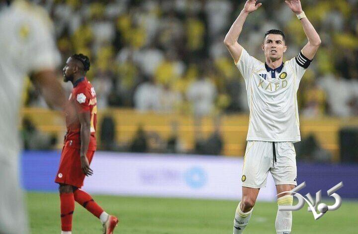لحظه بالا بردن جام قهرمانی لیگ عربستان از سوی رونالدو / النصر قهرمان شد + فیلم