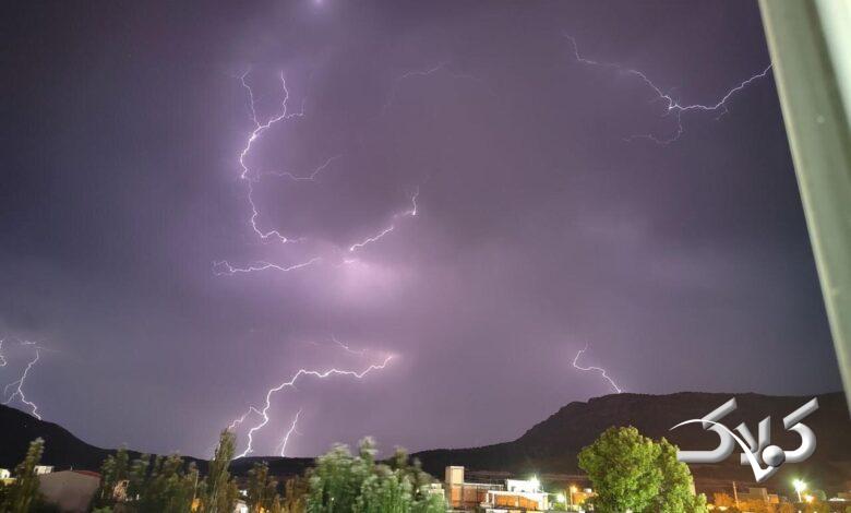 رعد و برق در آسمان