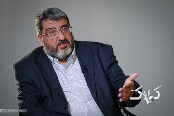 ادعای فواد ایزدی: ایران از تنگه هرمز عوارض نخواهد گرفت؛ بعد از ۶۰ روز آمریکا از تنگه هرمز عوارض خواهد گرفت!