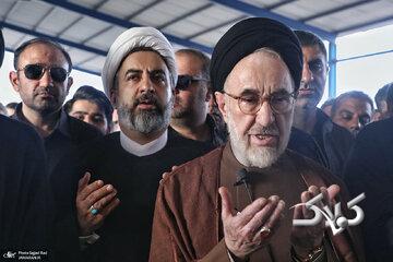 عکسی از حضور معاون دفتر رهبری در مراسم ترحیم خواهر سید محمد خاتمی