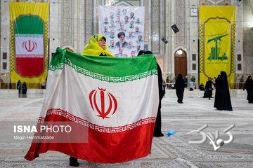 نماز جمعه تهران در مرقد امام(ره)؛ از بالا بردن پرچم انتقام در بین نمازگذاران تا سر کردن پرچم حزب الله لبنان + تصاویر