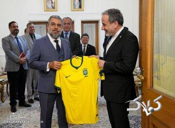 اهدای پیراهن برزیل و اروگوئه به عراقچی/ فوتبال چگونه به زبان مشترک دیپلماسی تبدیل میشود؟
