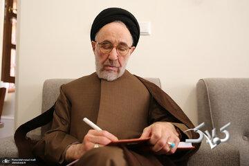 سید محمدخاتمی برای اکبر عبدی نوشت؛ او به تبعیض و تهدید و تحقیر نیشخند زد
