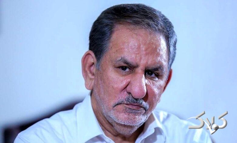 عکسی از اسحاق جهانگیری در مراسم تشییع رهبر شهید با پوشش متفاوت