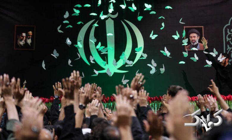 آخرین دیدار رهبر شهید با خانوادههای معظم شهدا در جوار حسینیه امام
