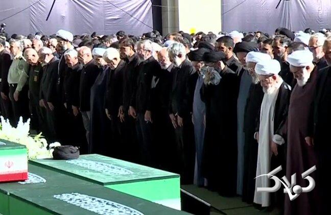 گریه جانسوز در اقامه نماز بر پیکر رهبر شهید انقلاب و خانواده ایشان +ویدیو