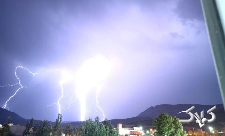 رعد و برق در آسمان