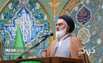 انتقاد امام جمعه قم از مذاکرات؛ کسی که امام ما را کشت، فرماندهان ما را ترور کرد، چگونه میتوان با او پای میز مذاکره نشست؟