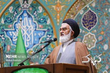 انتقاد امام جمعه قم از مذاکرات؛ کسی که امام ما را کشت، فرماندهان ما را ترور کرد، چگونه میتوان با او پای میز مذاکره نشست؟