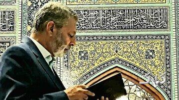 آخرین زیارت شهید موسوی در رواق دارالذکر؛ سرلشکر با لباس غیرنظامی در صف اول نماز جماعت + تصویر