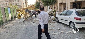 سقوط جرثقیل روی ساختمان مسکونی/ عکس