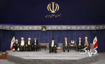 تصاویری از آخرین مراسم تنفیذ ریاست جمهوری با حضور رهبر شهید انقلاب/ گپ و گفت حسن روحانی و سعید جلیلی/ احمدی نژاد نیامد؛ شمخانی لباس نظامی پوشید