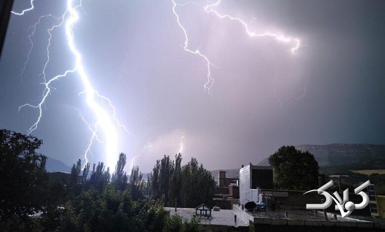 رعد و برق در آسمان