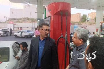 محدودکردن سوختگیری با کارت در پمپ بنزین ها مصرف را پایین نمی آورد، اعصاب مردم را خرد می کند