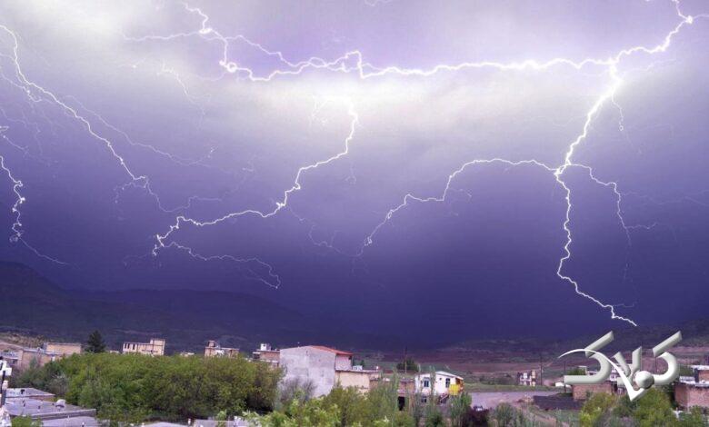 رعد و برق در آسمان