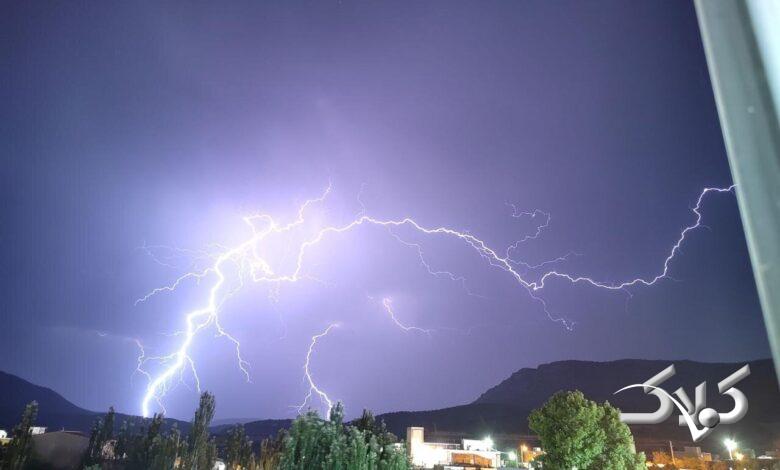 رعد و برق در آسمان