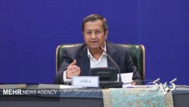 همتی: بانک مرکزی تماشاگر نوسانات غیرعادی بازار ارز نیست
