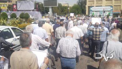 راهپیمایی بازنشستگان فولاد در شهر اصفهان/ به وضعیت بیمههای درمانی و متناسبسازی معترضیم