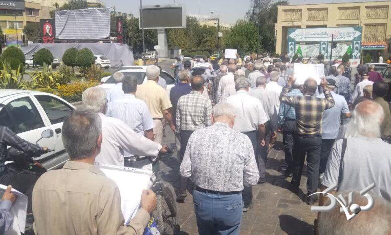 راهپیمایی بازنشستگان فولاد در شهر اصفهان/ به وضعیت بیمههای درمانی و متناسبسازی معترضیم